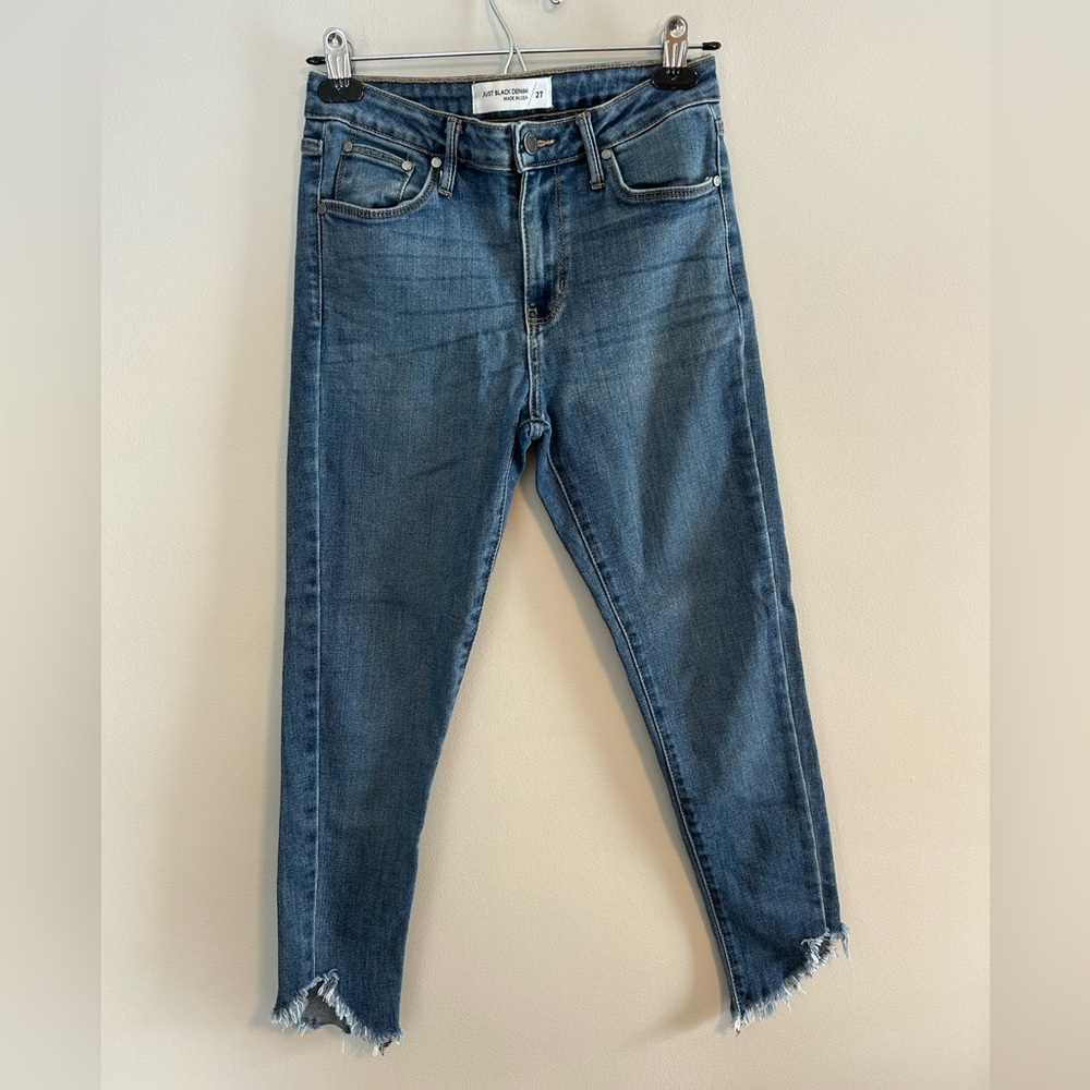 Just Black Women's 27 light wash denim raw hem skinny Jeans